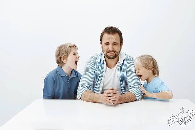 صحبت کردن با کودک و بررسی دلیل گریه کردن او صحبت کردن با کودک